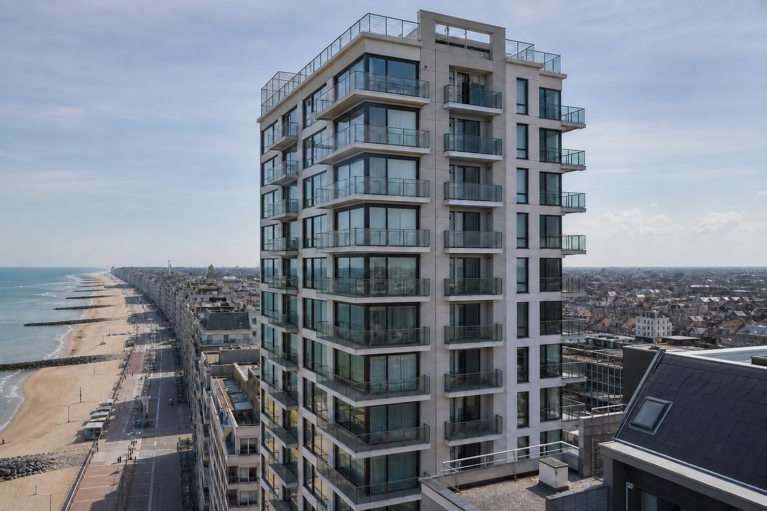 Hoog appartementsgebouw aan de Belgische kust tijdens een gevelinspectie
