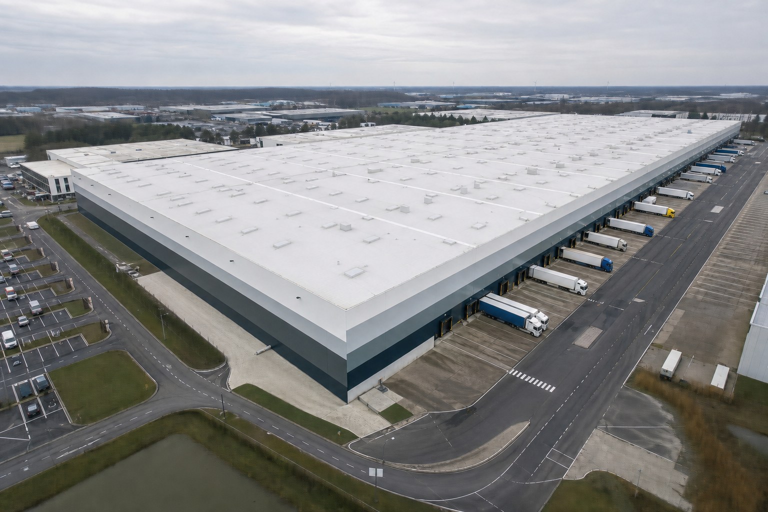 Groot logistiek distributiecentrum